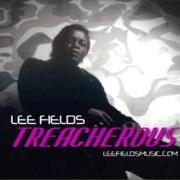 El texto musical AT THE END OF THE DAY de LEE FIELDS también está presente en el álbum Treacherous (2011)