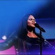 El texto musical ONE PLACE de TASHA COBBS LEONARD también está presente en el álbum One place live (2015)