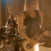 El texto musical THE STILLNESS AT THE END de NITA STRAUSS también está presente en el álbum Controlled chaos (2018)