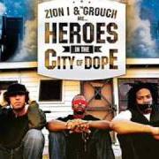 El texto musical MIGHTY ONEZ de ZION I también está presente en el álbum Curb servin (2003)