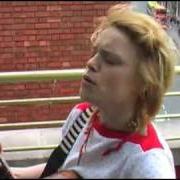 El texto musical TO MY BONES (LIVE VERSION) de WALLIS BIRD también está presente en el álbum New boots (re-release) (2010)