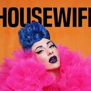 El texto musical HOUSEWIFE de QVEEN HERBY también está presente en el álbum Housewife (2023)