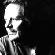 El texto musical ONE OF THE FORTUNATE FEW de DELBERT MCCLINTON también está presente en el álbum Cost of living (2005)