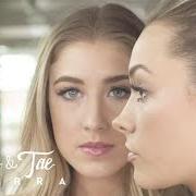 El texto musical GIRL IN A COUNTRY SONG de MADDIE & TAE también está presente en el álbum Maddie & tae (2014)