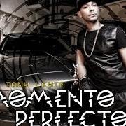 El texto musical BAJO LA LUNA de TONY LENTA también está presente en el álbum Momento perfecto (2014)