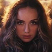 El texto musical HYPNOTIC de ZELLA DAY también está presente en el álbum Zella day (2014)