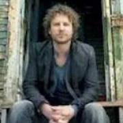 El texto musical DOWN ON EASY STREET de DIERKS BENTLEY también está presente en el álbum Modern day drifter (2005)