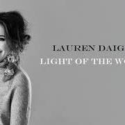 El texto musical LIGHT OF THE WORLD de LAUREN DAIGLE también está presente en el álbum Behold (deluxe) (2018)