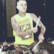 El texto musical DEVIL'S GOT A HOLD de TRAVIS BARKER también está presente en el álbum Give the drummer some (2011)