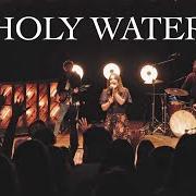 El texto musical GOD SO LOVED de WE THE KINGDOM también está presente en el álbum Holy water (2020)