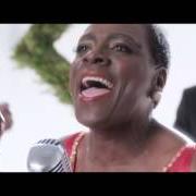 El texto musical AIN'T NO CHIMNEYS IN THE PROJECTS de SHARON JONES & THE DAP-KINGS también está presente en el álbum It's a holiday soul party (2015)