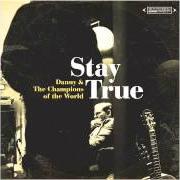 El texto musical COLD COLD WORLD de DANNY & THE CHAMPIONS OF THE WORLD también está presente en el álbum Stay true (2013)