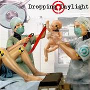 El texto musical LUCY de DROPPING DAYLIGHT también está presente en el álbum Brace yourself (2006)