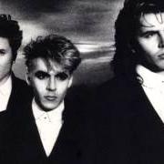 El texto musical ALL ALONG THE WATER de DURAN DURAN también está presente en el álbum Liberty (1990)