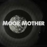 El texto musical ENGINEERED UNCERTAINTY de MOOR MOTHER también está presente en el álbum Analog fluids of sonic black holes (2019)
