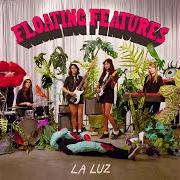 El texto musical WALKING INTO THE SUN de LA LUZ también está presente en el álbum Floating features (2018)
