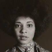 El texto musical HANGIN' OUT de BETTY DAVIS también está presente en el álbum The columbia years (2015)