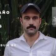 Un extraño entre las rosas