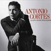 El texto musical CON LOS BRACITOS EN CRUZ de ANTONIO CORTÉS también está presente en el álbum Lo que a mi me esta pasando (2010)