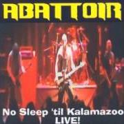 El texto musical SCREAMS FROM THE GRAVE de ABATTOIR (US) también está presente en el álbum No sleep 'til kalamazoo (2001)