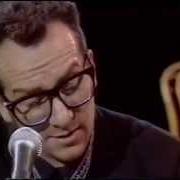 El texto musical LET HIM DANGLE de ELVIS COSTELLO también está presente en el álbum Spike (1989)