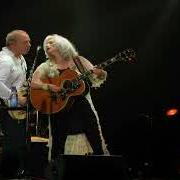 El texto musical LOVE AND HAPPINESS de EMMYLOU HARRIS también está presente en el álbum All the roadrunning (2006)