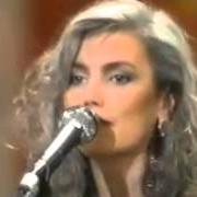 El texto musical HARD TIMES de EMMYLOU HARRIS también está presente en el álbum At the ryman (1992)