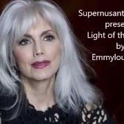 El texto musical LIGHT OF THE STABLE de EMMYLOU HARRIS también está presente en el álbum Light of the stable (1980)