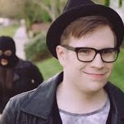 El texto musical ALONE TOGETHER de FALL OUT BOY también está presente en el álbum Save rock and roll (2013)