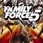 El texto musical NUMB de FAMILY FORCE 5 también está presente en el álbum Business up front, party in the back (2006)