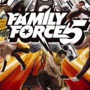 El texto musical LOVE ADDICT de FAMILY FORCE 5 también está presente en el álbum Business up front, party in the back (2006)