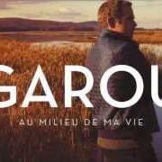 El texto musical DES VILLES ET DES VISAGES de GAROU también está presente en el álbum Au milieu de ma vie (2013)
