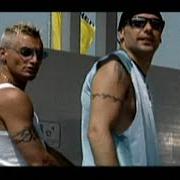 El texto musical CHI SEI ADESSO de GEMELLI DIVERSI también está presente en el álbum Come piace a me (2001)