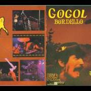 El texto musical GREENCARD HUSBAND de GOGOL BORDELLO también está presente en el álbum Voi-la intruder (1999)