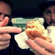 El texto musical AT THE DRIVE-THRU de GOLDIE LOOKIN CHAIN también está presente en el álbum Kings of caerleon (2013)