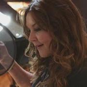 El texto musical STILL ROLLIN' de GRETCHEN WILSON también está presente en el álbum Right on time (2013)