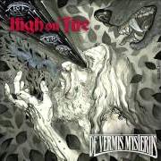 El texto musical BLOODY KNUCKLE de HIGH ON FIRE también está presente en el álbum De vermis mysteriis (2012)