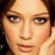 El texto musical GYPSY WOMAN de HILARY DUFF también está presente en el álbum Dignity (2007)