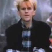 El texto musical HIDE AND SEEK de HOWARD JONES también está presente en el álbum What is love? (1993)