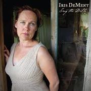 El texto musical SING THE DELTA de IRIS DEMENT también está presente en el álbum Sing the delta (2012)