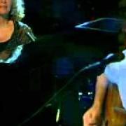 El texto musical SOMETHING IN THE WAY SHE MOVES de JAMES TAYLOR también está presente en el álbum Live at the troubadour (2010)