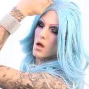 El texto musical QUEEN OF THE CLUB SCENE de JEFFREE STAR también está presente en el álbum Beauty killer (2009)