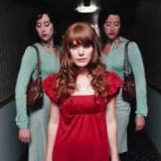 El texto musical THE CHARGING SKY de JENNY LEWIS también está presente en el álbum Rabbit fur coat (2006)