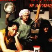 El texto musical DON'T BE SO STRANGE de JOEY RAMONE también está presente en el álbum In a family way (1994)