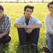 El texto musical FLY WITH ME de JONAS BROTHERS también está presente en el álbum Lines, vines and trying times (2009)