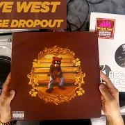 El texto musical GET EM HIGH de KANYE WEST también está presente en el álbum College dropout (2004)