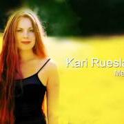 El texto musical PAINT MY WINGS de KARI RUESLÅTTEN también está presente en el álbum Mesmerized