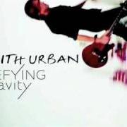 El texto musical STANDING RIGHT IN FRONT OF YOU de KEITH URBAN también está presente en el álbum Defying gravity (2009)