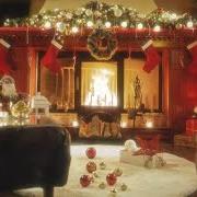 El texto musical ROCKIN' AROUND THE CHRISTMAS TREE de KELLY CLARKSON también está presente en el álbum When christmas comes around... (2021)