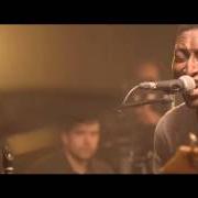 El texto musical JOY IN REPETITION de KEZIAH JONES también está presente en el álbum Rugged covers (2017)